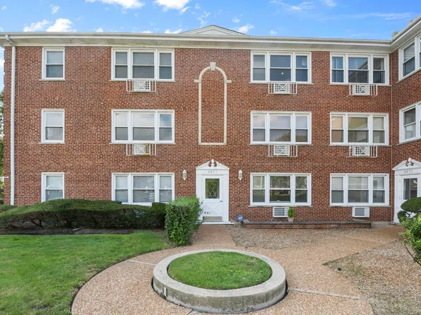 4853 Dobson St Unit 302, Skokie, IL 60077