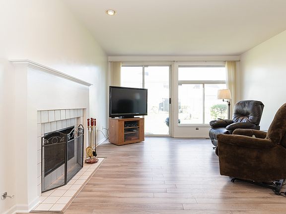2nd image of 1152 E Wilson Ave #1152