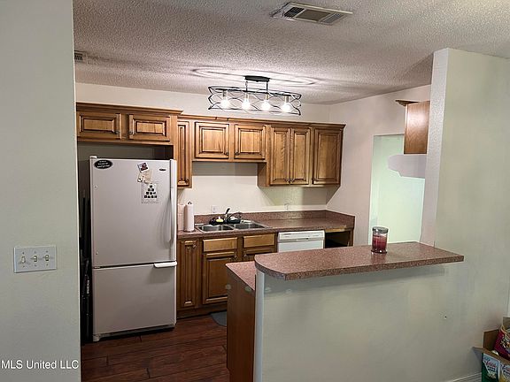 5th image of 910 Belair St