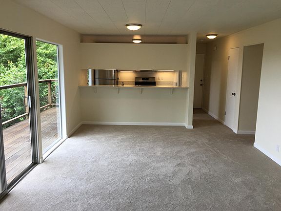 3rd image of 122 Woodward Ave