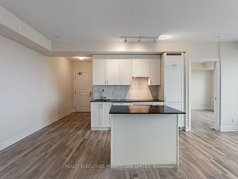 9075 Jane St #809 — Photo 3