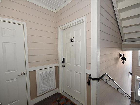 4th image of 104 Sunset Cir Unit 204
