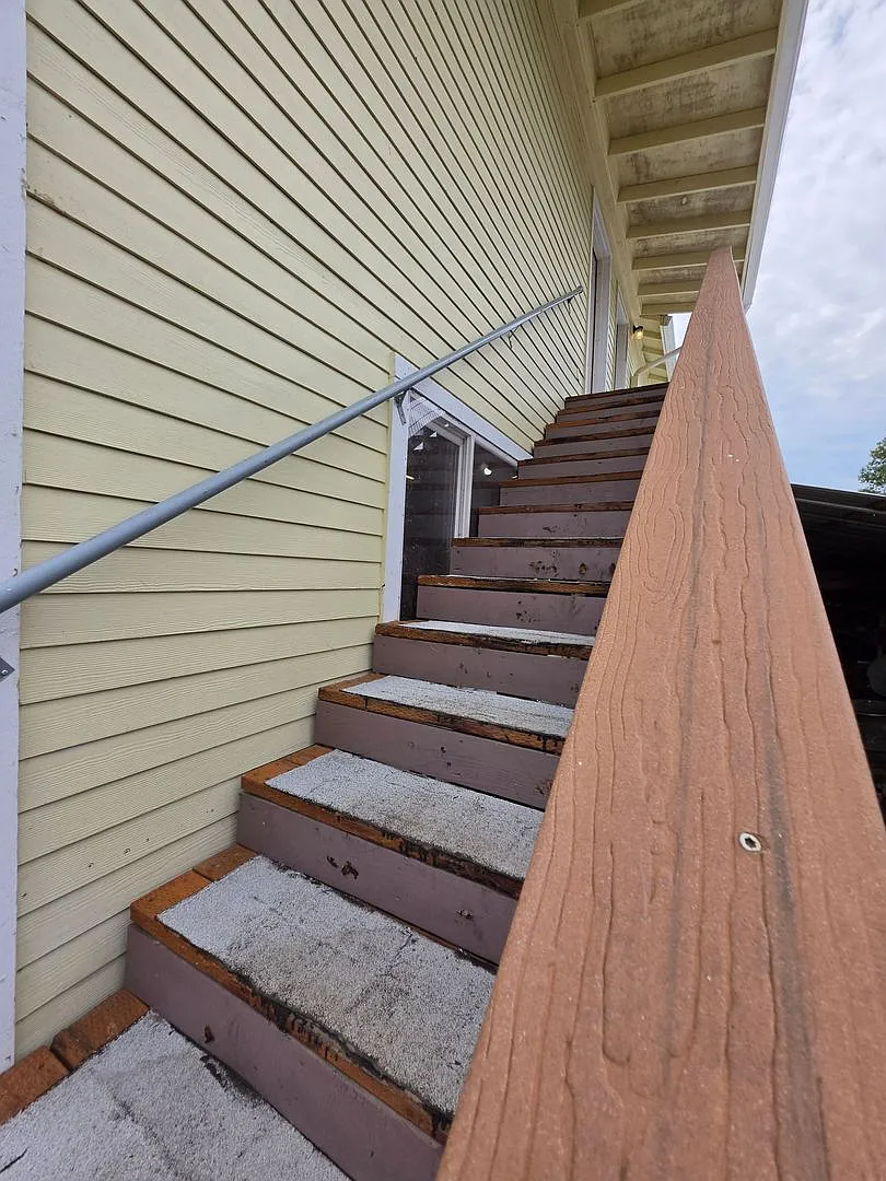 Large 1 Bed Upstairs Unit with Lots of Outdoor Living Space — Photo 2