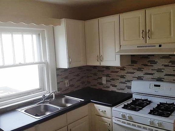 3rd image of 3010 Elyria Ave