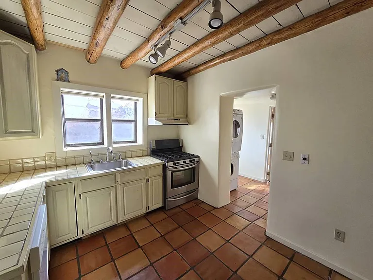 246 Casados St — Photo 4