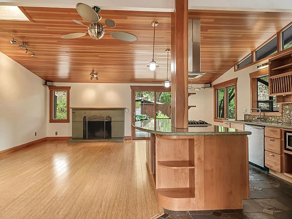 4th image of 838 Oakwood Drive