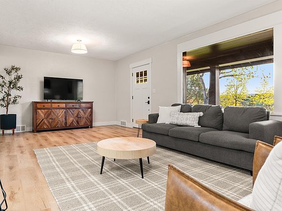 3rd image of 811 Prospect Ave