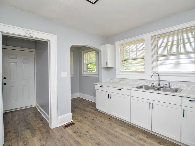 705 E Lexington Ave — Photo 17