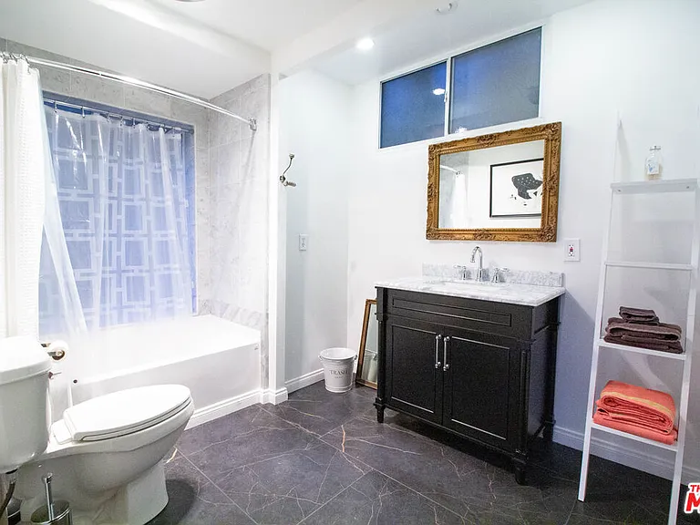 2144 Sunset Plaza Dr — Photo 11