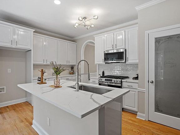 3rd image of 72 Montpelier Ln