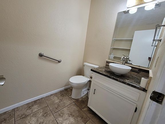 5th image of 2138 Merriman St
