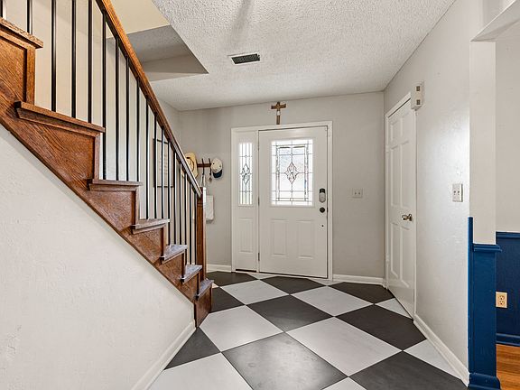 4th image of 404 Brookview Dr