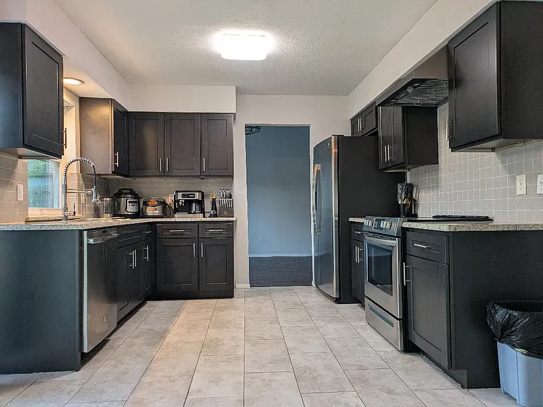 1041 Melissa Ln — Photo 1