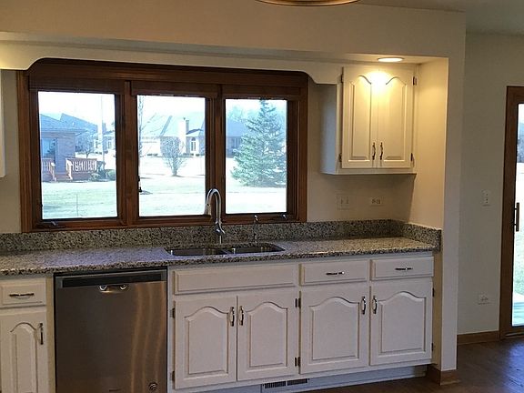 4th image of 21182 Lakeview Ln