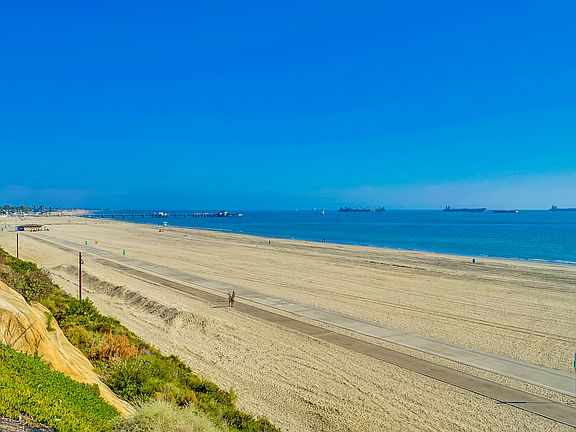 The beach and jogging/bike path below is easily accessed by a staircase DIRECTLY across the street from the building.