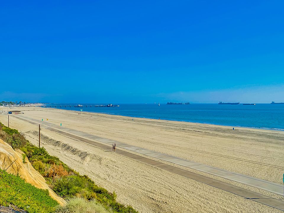 The beach and jogging/bike path below is easily accessed by a staircase DIRECTLY across the street from the building.