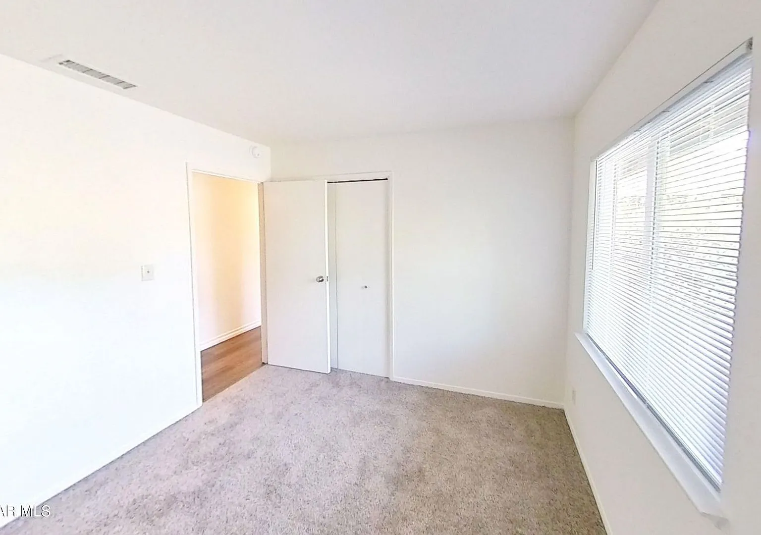 Beautifully updated, Thousand Oaks 4 + 2 single story home — Photo 4