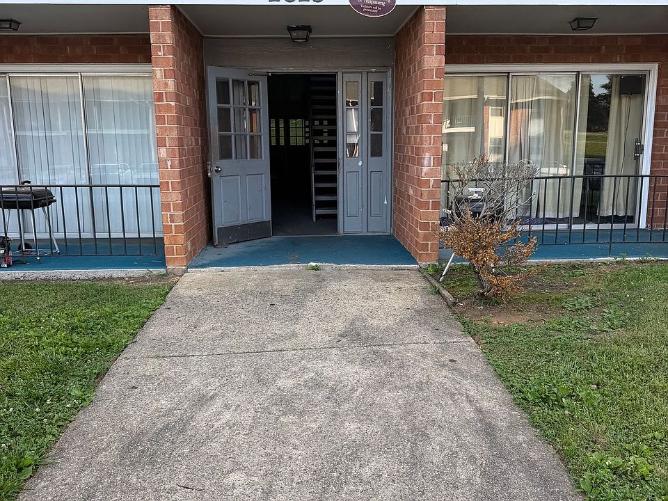 1st image of 2825 N Ohenry Blvd APT C