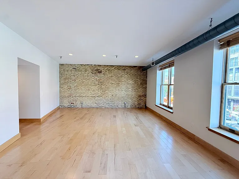 319 Broadway N — Photo 21