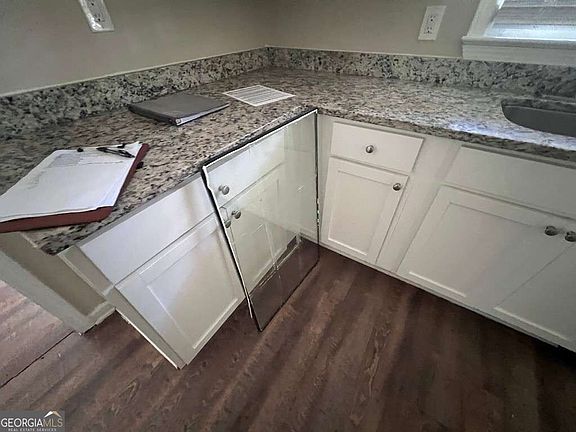 4th image of 2922 Dale Pl