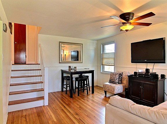 3rd image of 10918 S Avenue C