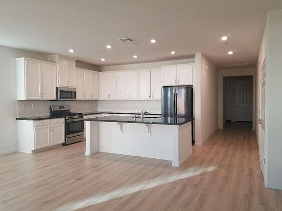 4th image of 300 Winthrop Ct
