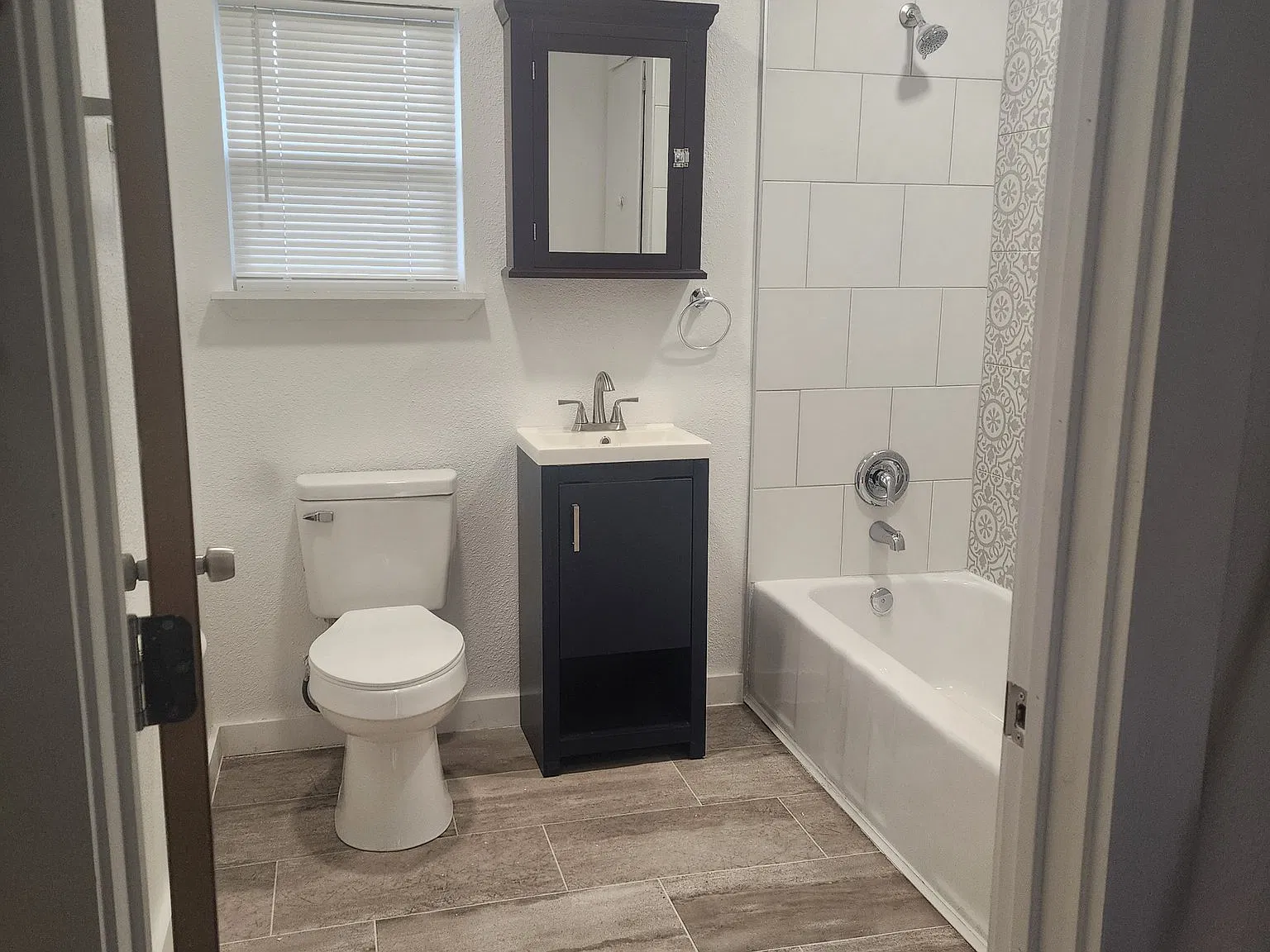 3 Bedroom / 1 Bathroom House — Photo 3