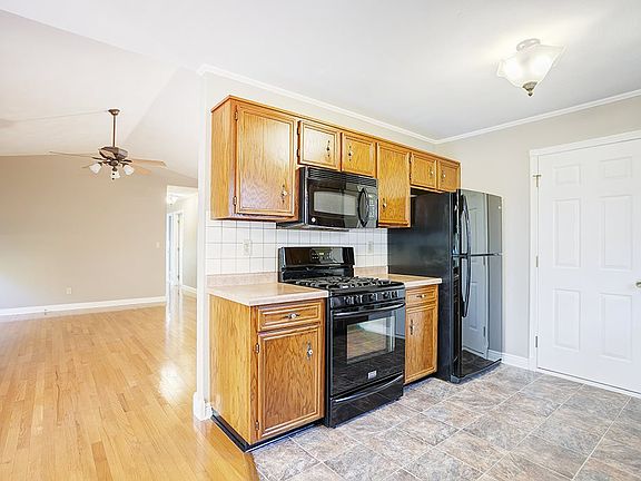 5th image of 518 Bounty Dr NE