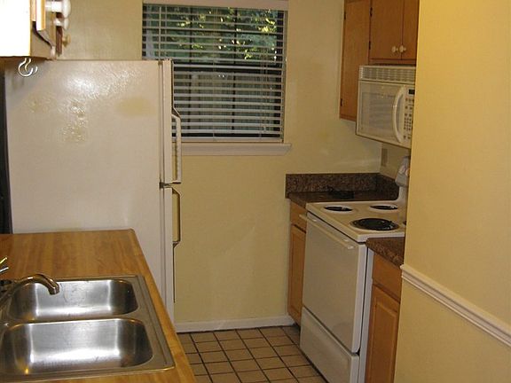 4th image of 102 Parkbrook Cir