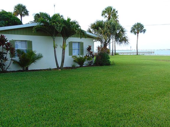 Beautiful yard & breezes!