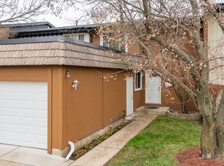 11 Pioneer Park Pl, Elgin, IL 60123