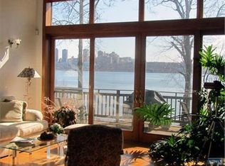 5 Washington Ln, Edgewater, NJ 07020