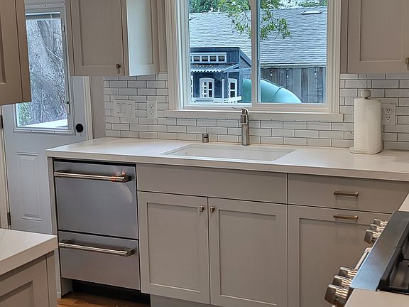 3rd image of 1562 James Ave