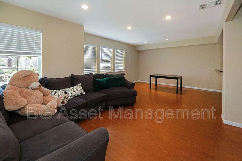 3 bed, 3.5 bath, 1901 sqft, $4,150 — Photo 2
