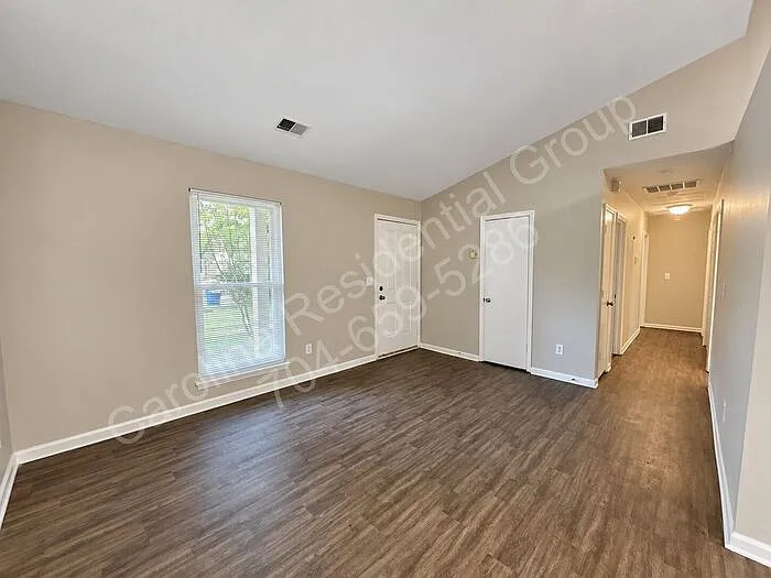 3 bed, 1.5 bath, 985 sqft, $1,695 — Photo 2