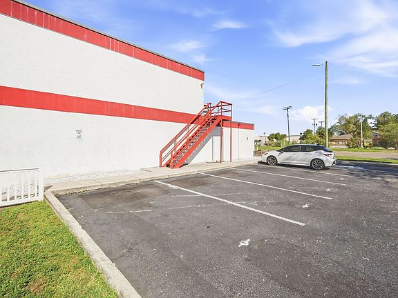 2nd image of 939 Oakfield Dr