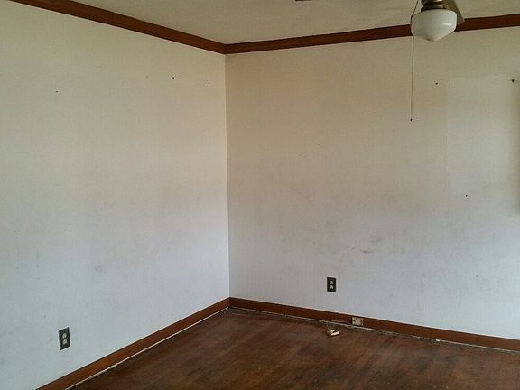 3rd image of 4119 Hawthorne Dr