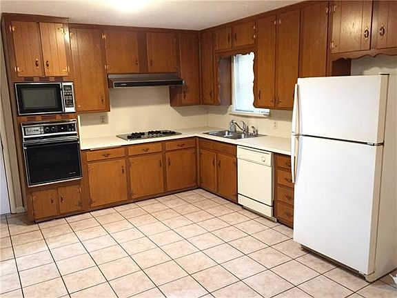 3rd image of 713 Oakwood Dr