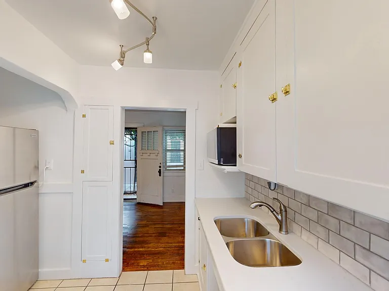 Lovely, Large, & Bright 1 Bed in Beautiful Downtown Courtyard Complex — Photo 11