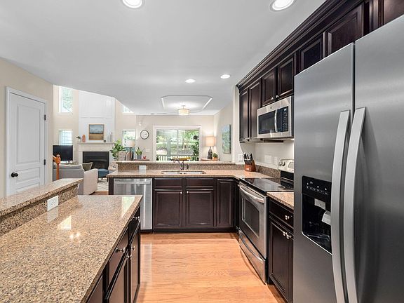 4th image of 3006 Bartlett Cir