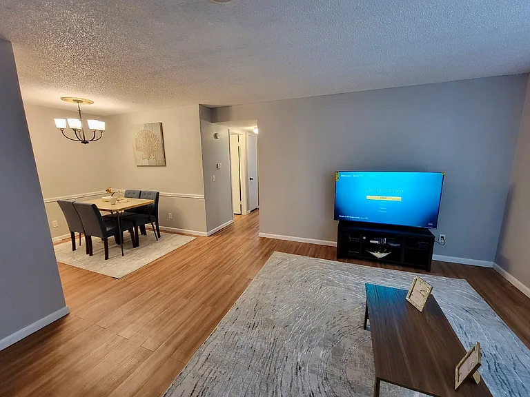 507 W Westview St #16 — Photo 2