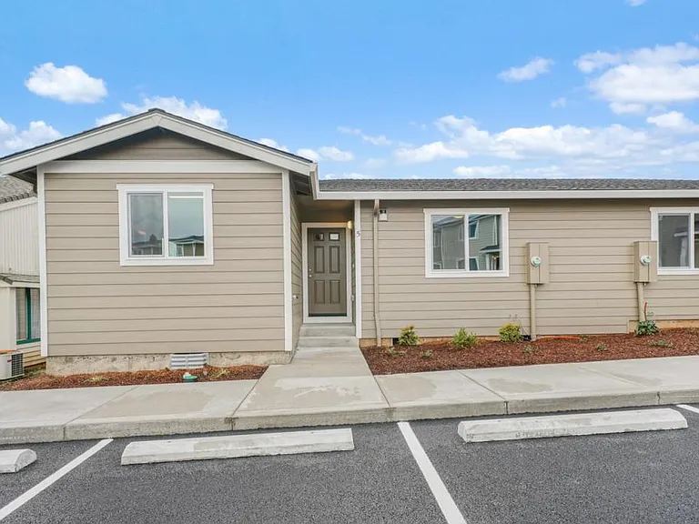 352 NE Evergreen Ct #5 — Photo 1