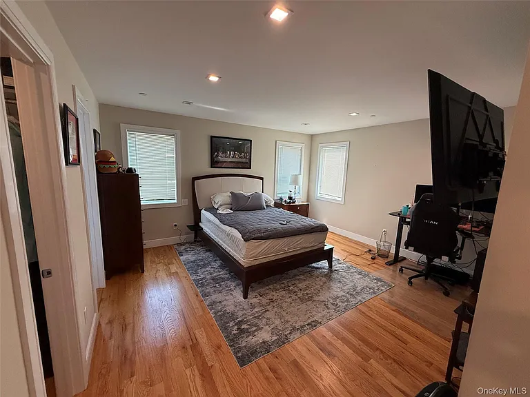 648 E Broadway — Photo 8