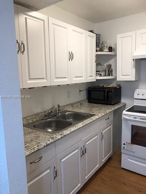 Lauderdale Oaks Condo I — Photo 3