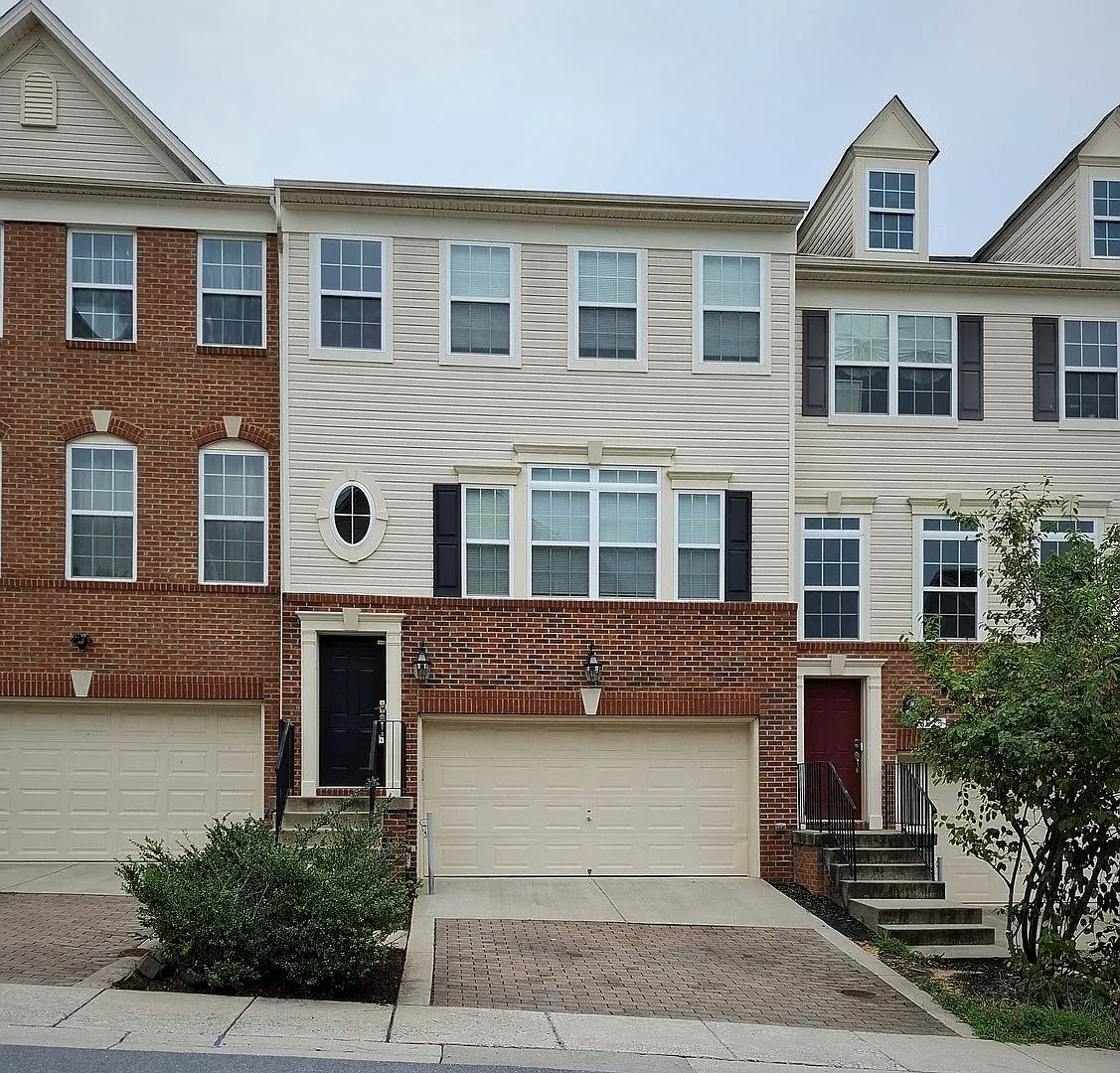 Rarely Avail TH in Fieldstone Farm Community in Laurel — Photo 1