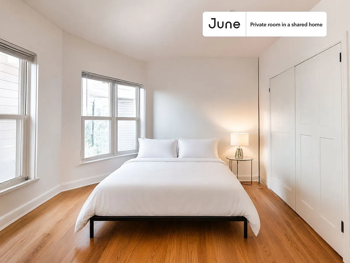 Queen bedroom in 4 bed/1 bath home in JFK/UMass #1751 D — Photo 1