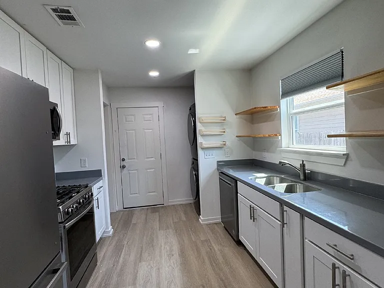 700 Hines Ave — Photo 9