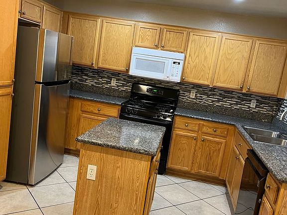 2nd image of 5672 Woods Crossing St