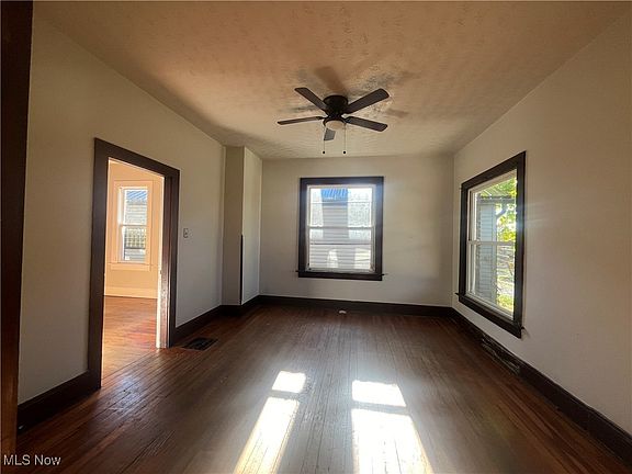 3rd image of 520 Warwick Ave