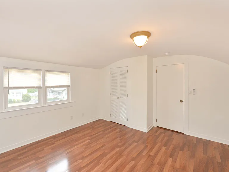 3-11 Lyons Ave — Photo 17
